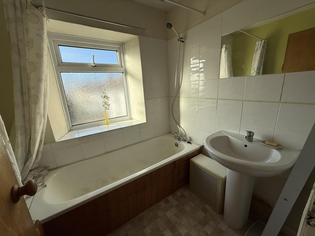 Lot: 125 - END-TERRACE TWO-BEDROOM HOUSE WITH REAR GARDEN FOR UPDATING - Family bathroom